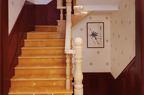 黎安镇中式别墅室内汉白玉石楼梯的定制安装装饰效果